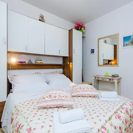 Captain - One Bedroom With Terrace 3 Adults Apartmán